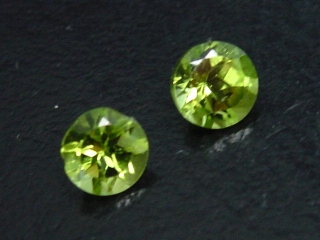 Peridot Paar 2,00 Ct. Rund 6 mm Sri Lanka B-Qualität