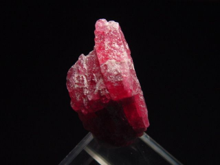 Rhodonite crystal 26 mm cherry red - Morro da Mina, Brazil