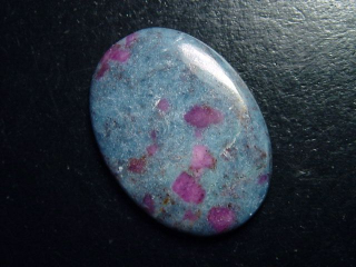 Ruby in Kyanite / Disthen 52,42 Ct. cabochon
