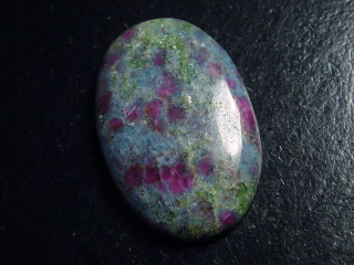 Ruby in Kyanite / Disthen 54,66 Ct. cabochon
