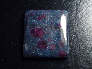 Ruby in Kyanite / Disthen 45,19 Ct. cabochon