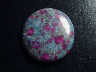 Ruby in Kyanite / Disthen 52,58 Ct. cabochon
