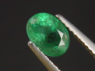 Smaragd 0,99 Ct. feines Grün 7 x 5 mm Oval Kolumbien