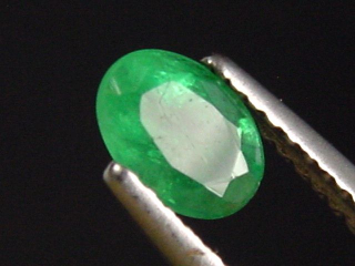 Smaragd 0,61 Ct. feines Grün 6 x 4,5 mm Oval Kolumbien