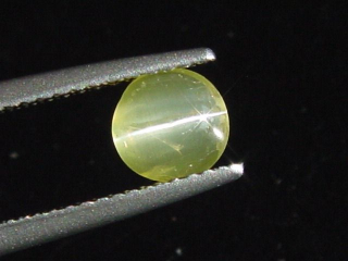 Skapolite cat's eye 0,82 Ct. yellow round cabochon Sri Lanka