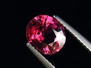 Rhodolite Garnet 2,31 Ct. fine red purple oval