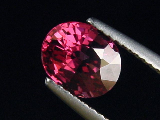 Rhodolite Garnet 2,05 Ct. fine red purple oval