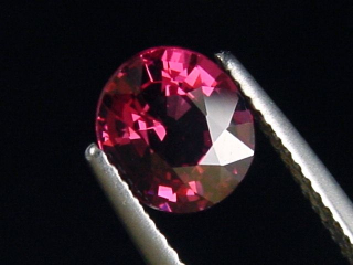 Rhodolite Garnet 2,06 Ct. fine red purple oval