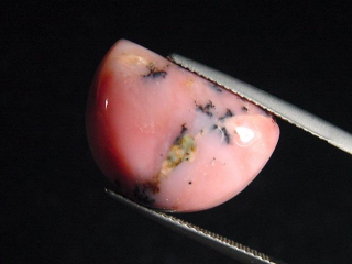 Pink Opal 12,37 Ct. cabochon
