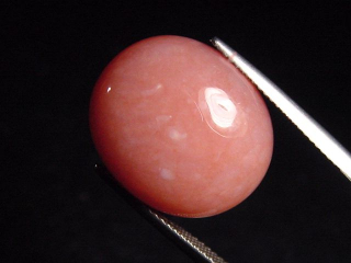 Andenopal / rosa Opal 17,87 Ct. Oval Cabochon