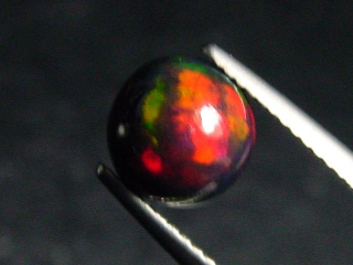 Schwarzer Opal 1,39 Ct. behandelt - 8 mm Rund Cabochon