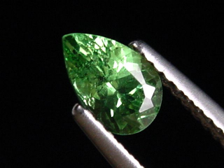 Tsavorit Granat 0,76 Ct. Spitzenfarbe Tropfen Tansania