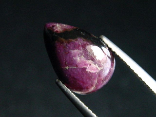 Sugilit 3,20 Ct. Tropfen Cabochon - Wessels mine, Kuruman, Südafrika B-Qualität