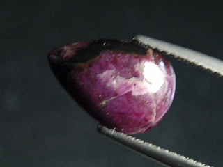 Sugilit 3,20 Ct. Tropfen Cabochon - Wessels mine, Kuruman, Südafrika B-Qualität