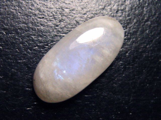 Regenbogenmondstein 18,40 Ct. Oval Cabochon 24 x 11 mm