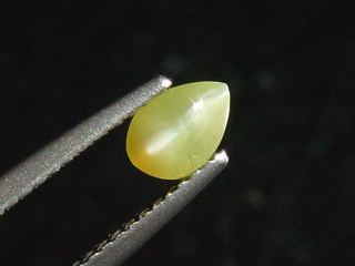 Chrysoberyll Katzenauge 0,69 Ct. Tropfen Cabochon