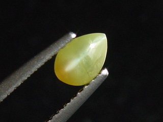 Chrysoberyll Katzenauge 0,69 Ct. Tropfen Cabochon