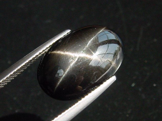 Sterndiopsid / Stern Diopsid 13,30 Ct. feiner Stern Oval Cabochon