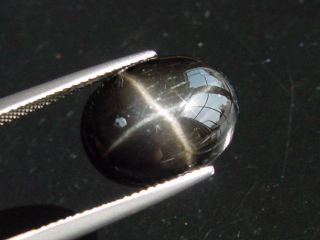 Sterndiopsid / Stern Diopsid 12,94 Ct. feiner Stern Oval Cabochon