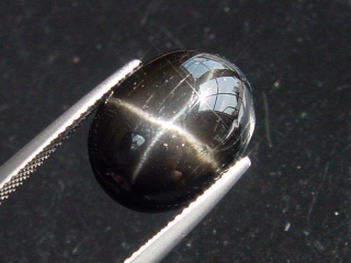 Sterndiopsid / Stern Diopsid 12,94 Ct. feiner Stern Oval Cabochon