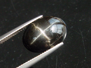 Sterndiopsid / Stern Diopsid 10,56 Ct. feiner Stern Oval Cabochon