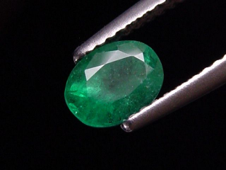 Smaragd 0,73 Ct. feines Grün 6,5 x 4,5 mm Oval Kolumbien