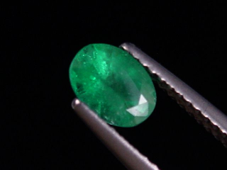 Smaragd 0,73 Ct. feines Grün 6,5 x 4,5 mm Oval Kolumbien
