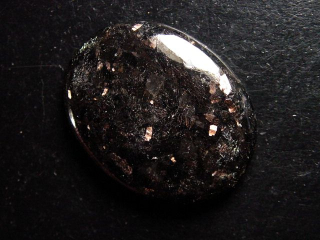 Bronzit 63,15 Ct. Oval Cabochon mit feinem Schimmer