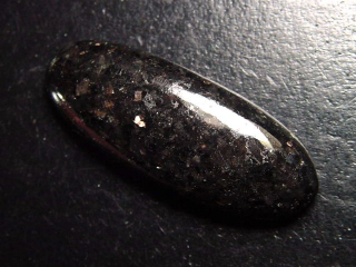 Bronzit 36,60 Ct. Oval Cabochon mit feinem Schimmer