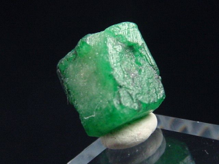Emerald crystal 10 mm fine green - Muzo, Colombia