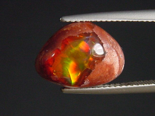 Feueropal 4,17 Ct. mit Farbenspiel Cabochon