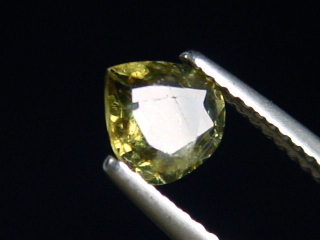 Demantoid Granat 0,90 Ct. Tropfen - Namibia B-Qualität