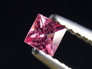 Rosa Spinell 0,20 Ct. 3 x 3 mm Carree Tansania
