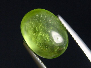 Peridot 5,72 Ct. applegreen oval cabochon