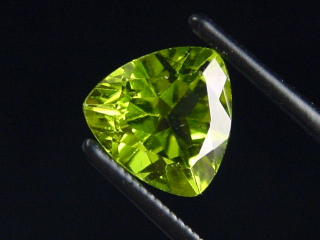 Peridot 2,93 Ct. apple green - 9 x 9 mm trillion Sri Lanka