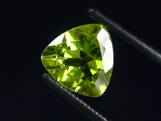 Peridot 2,93 Ct. apple green - 9 x 9 mm trillion Sri Lanka