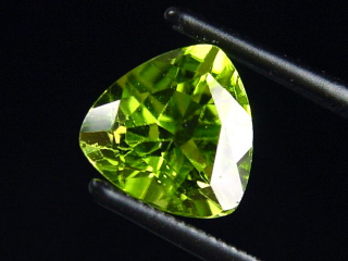 Peridot 3,31 Ct. apple green - 9 x 9 mm trillion Sri Lanka