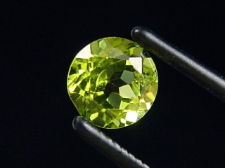Peridot 1,09 Ct. apple green - 6 mm round Sri Lanka