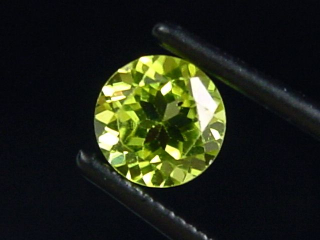 Peridot 0,96 Ct. apple green - 6 mm round Sri Lanka