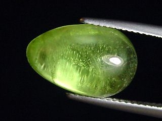 Peridot 9,34 Ct. applegreen - 15 x 9,5 mm pear cabochon