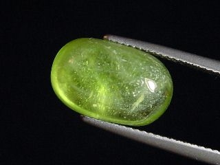 Peridot 9,47 Ct. applegreen - 14,5 x 9 mm oval cabochon