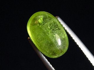 Peridot 5,53 Ct. applegreen - 12 x 7,5 mm oval cabochon