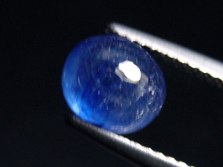 Sapphire 2,73 Ct. oval cabochon - fine blue - treated Madag.