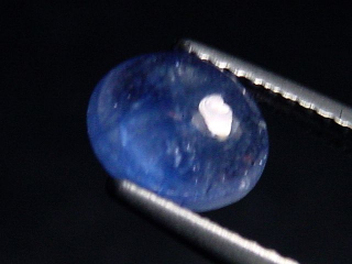 Saphir 1,89 Ct. Oval Cabochon - feines Blau - behandelt Madag.