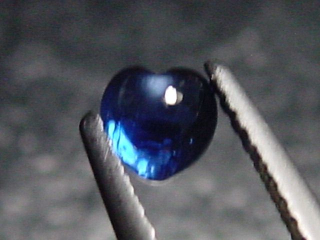 Blauer Saphir 0,54 Ct. Herz Cabochon 4 x 4 mm Sri Lanka