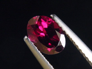 Rhodolite Garnet 1,11 Ct. oval Sri Lanka