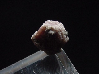 Bixbit / roter Beryll mit Bixbyit 6 mm Kristall - Topaz mtn., Utah, USA