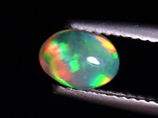 Opal / Edelopal 0,65 Ct. feinste Qualität - 7 x 5 mm Oval Cabochon