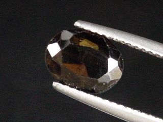 Epidot 2,07 Ct. facettiert Oval - Skardu, Pakistan
