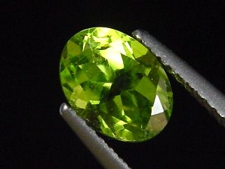 Peridot 1,65 Ct. applegreen - 8 x 6 mm oval Sri Lanka